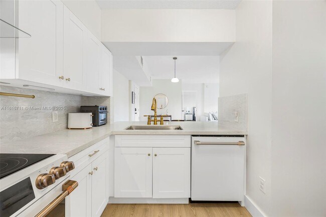 Building Photo - 9340 Fontainebleau Blvd