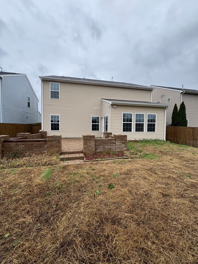 Building Photo - 4 bedroom 2.5 bathroom in Bellevue's Avondale Park neighborhood.  All bedrooms upstairs, open con...