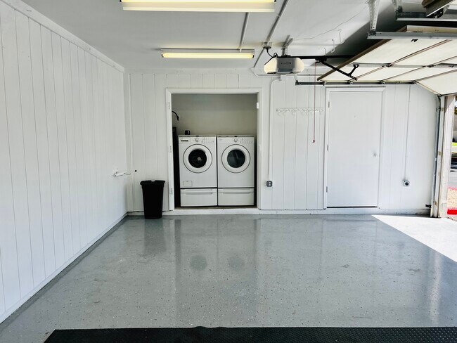 Laundry iIn Unit/ garage/ Storage - 264 E Betty Elyse Ln