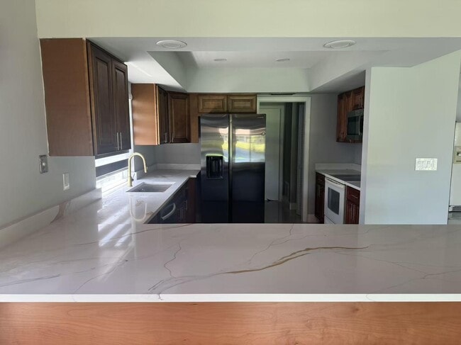 Building Photo - 1600 SW 72nd Ave