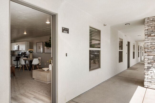 Building Photo - Beautiful End Unit