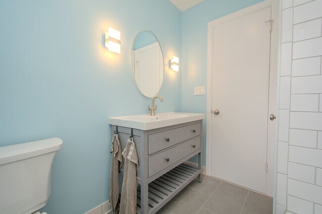 Building Photo - Recently Updated! 4 Bed/2.5 bath