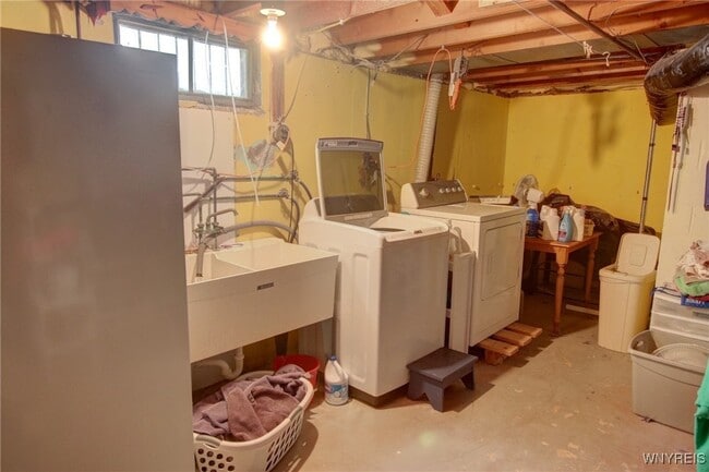 Building Photo - 190 W Elmview Ave