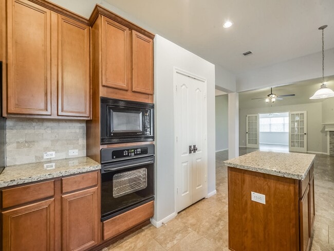 Building Photo - 15310 Cypressedge Ct