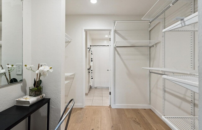 Building Photo - "Chic 1-Bed Oasis with Hardwood & Marble F...
