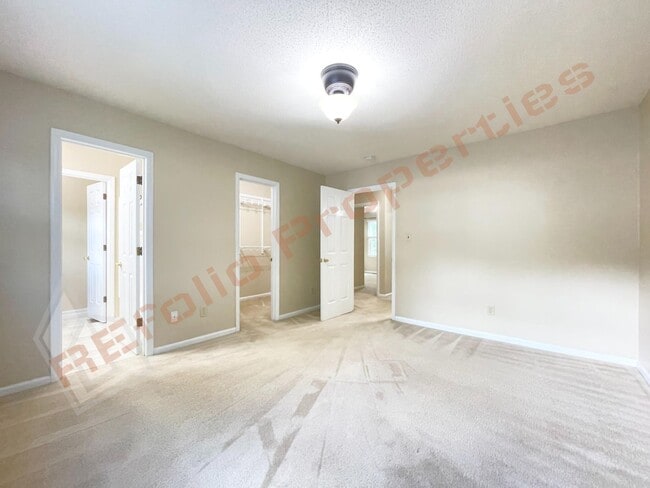 Building Photo - Cozy 3 Bedroom 2.5 Bath End unit Townhome ...