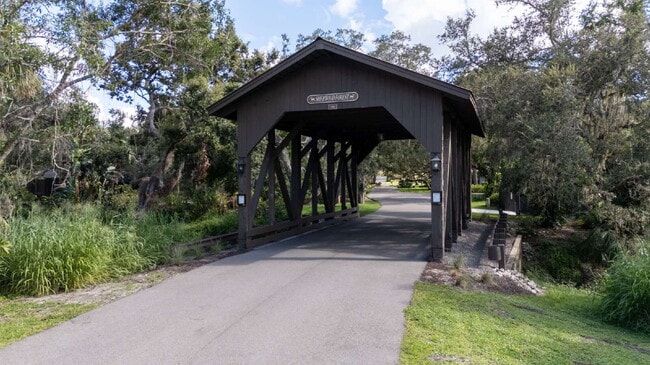 Building Photo - Enjoy Florida living in this spacious 3BR/...