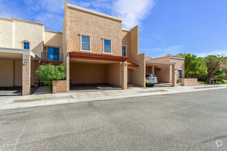 Building Photo - Spacious TOWNHOME