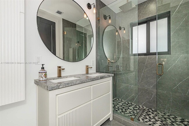 Building Photo - Fairway Drive, Miami Beach, FL 33141 - 3 B...