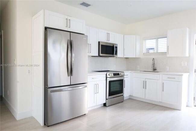 Building Photo - 3 bedroom in Miami FL 33142