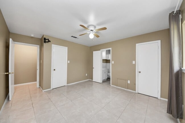 Building Photo - 811 Hillcrest Dr