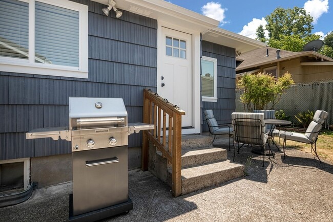 Building Photo - 3233 SE 51st Ave