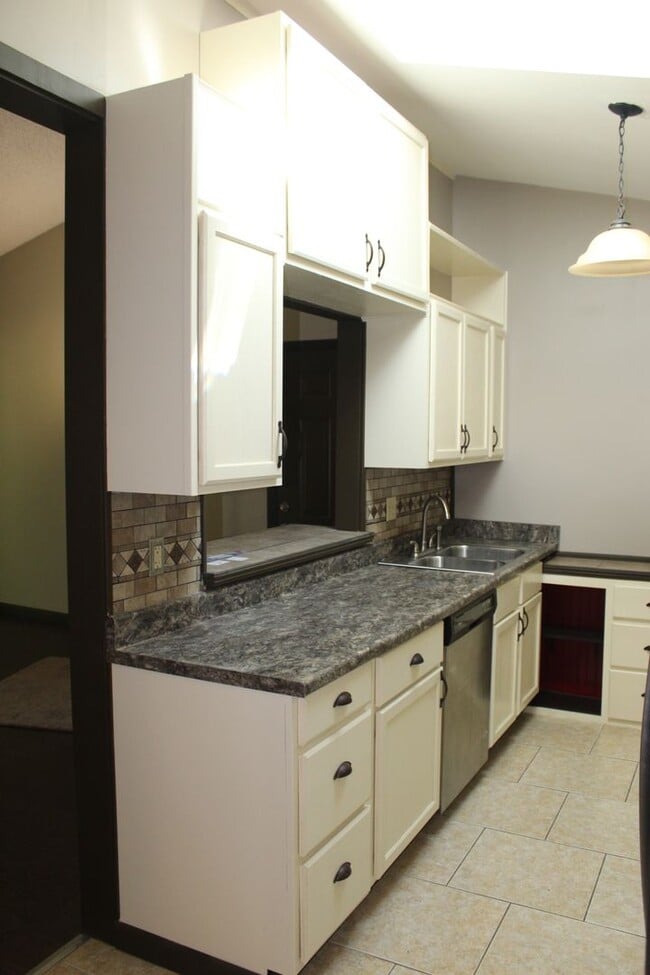 Building Photo - 2 bed 2 bath condo