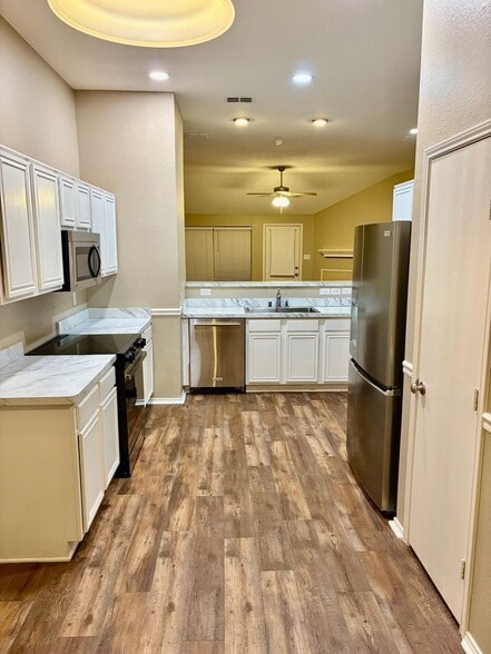 Building Photo - 809 Canyon Cove Dr