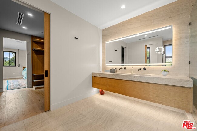 Building Photo - 4740 Sunnyslope Ave