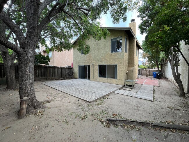 Building Photo - MOVE-IN READY Chatsworth 3+2.5 w/backyard,...