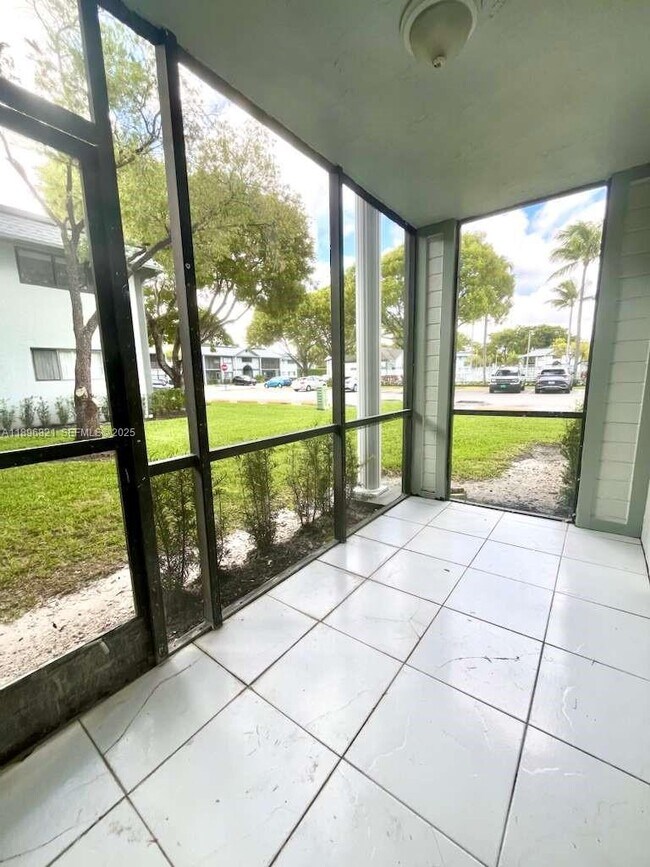 Building Photo - 20730 NE 4th Pl