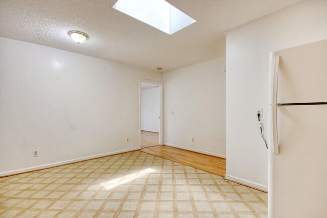 Building Photo - 1028 Duke St