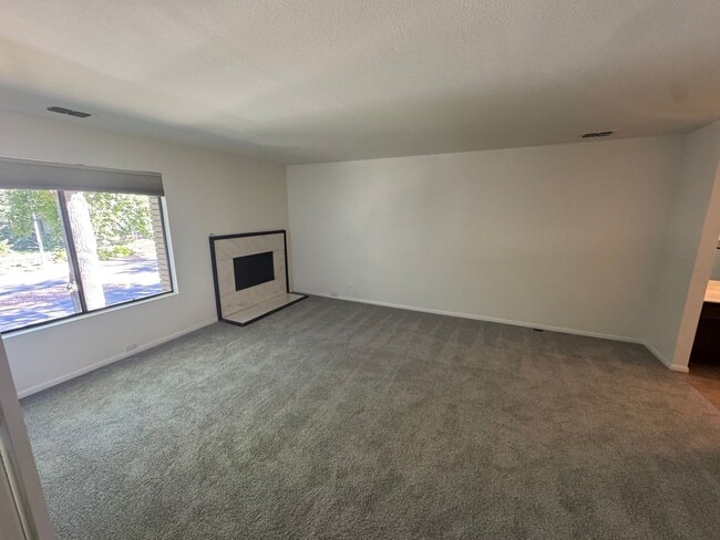 Building Photo - BEAUTIFUL 2 STORY CONDO IN THE CAMPUS COMMONS AREA!