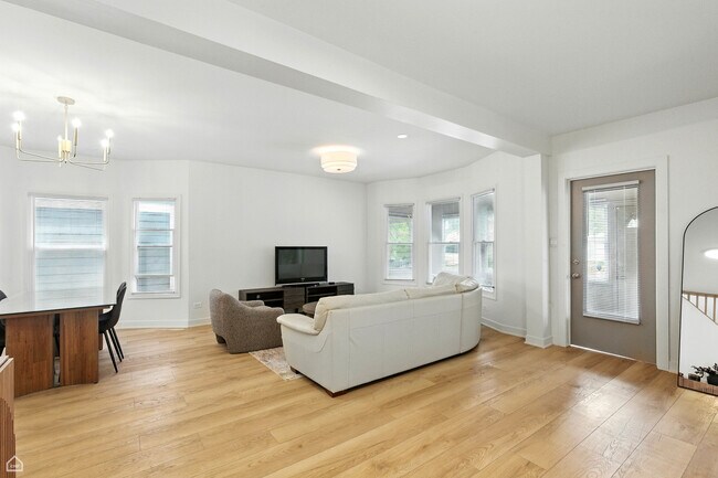 Building Photo - 1024 S Ridgeland Ave