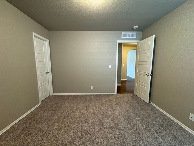 Building Photo - 4 bed, 2 bath, 3 car garage!
