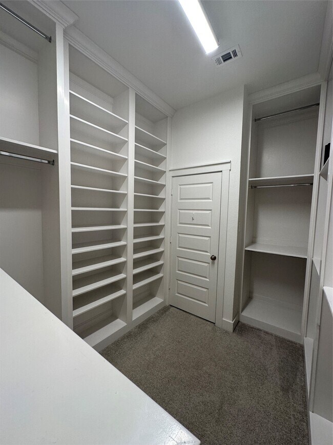 Building Photo - 222 Thistle Dr
