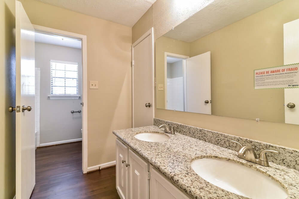 Building Photo - 15515 Windy Cove Dr