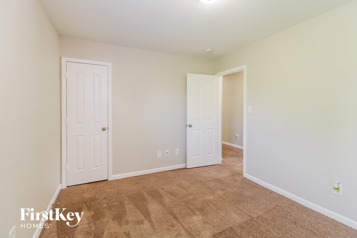 Building Photo - 2456 Ingleside Dr