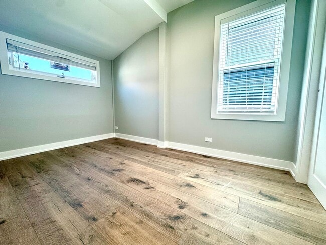 Building Photo - 1709 N Maplewood Ave