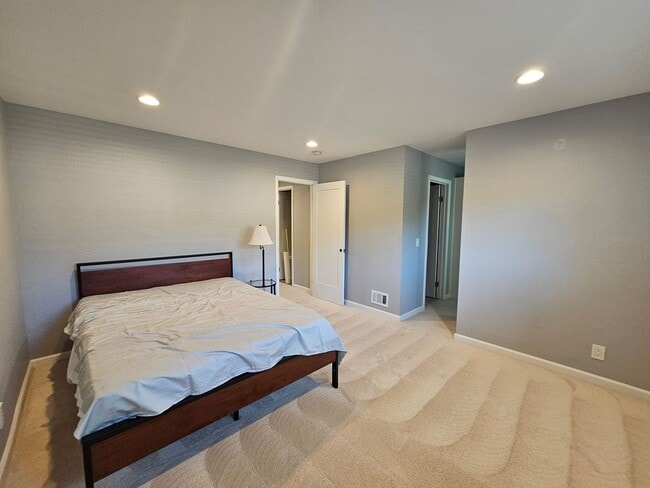 Building Photo - 1394 N Loop Dr
