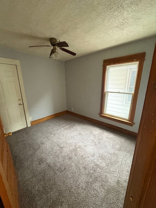 Building Photo - ! 1/2 OFF FIRST MONTHS RENT SPECIAL ! 3 Bedroom 1 Bathroom Townhome