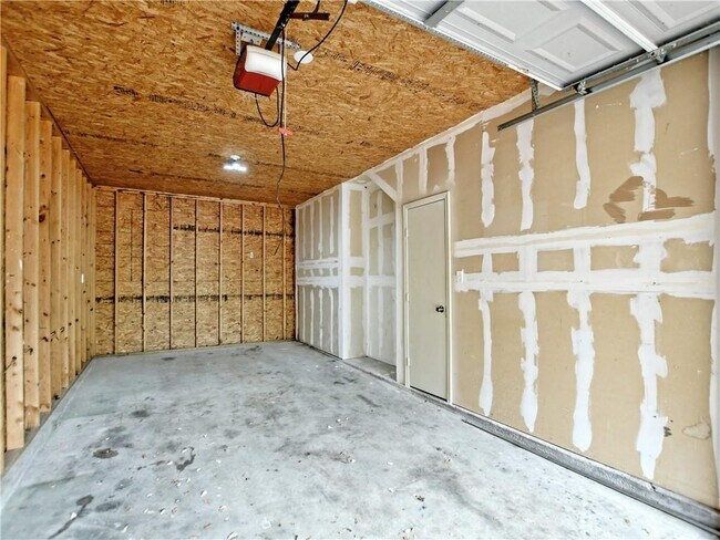 Building Photo - 605 Echo Dr