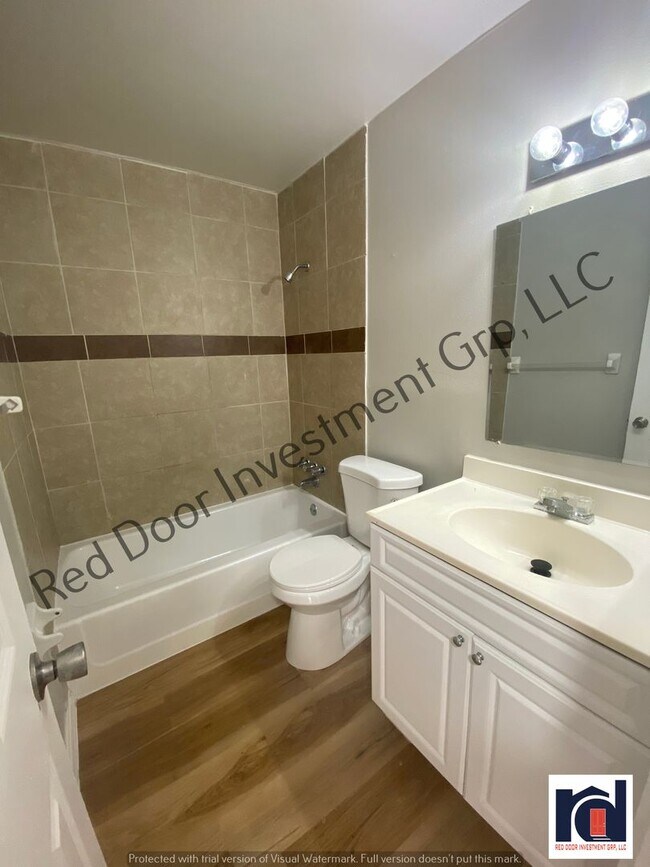 Building Photo - Upstairs 2/1 - Small Quiet Apartment Commu...