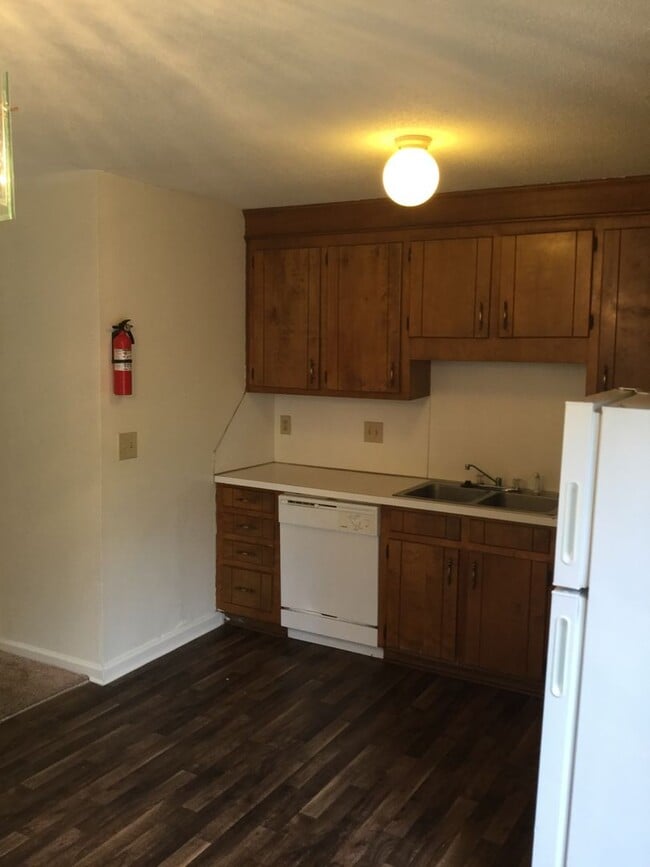 Building Photo - Nice 2 Bedroom, 1.5 Bath Townhome in Summe...