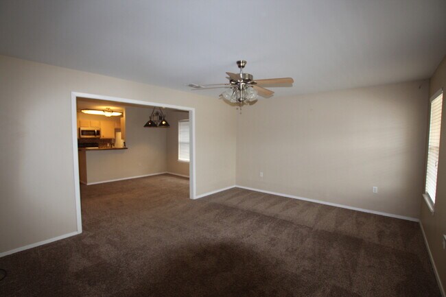 Building Photo - Spacious 3 Bedroom in Whitehouse!