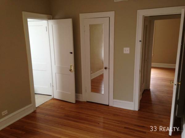 Building Photo - Large 2 Bed 1 Bath in Rogers Park with Cen...