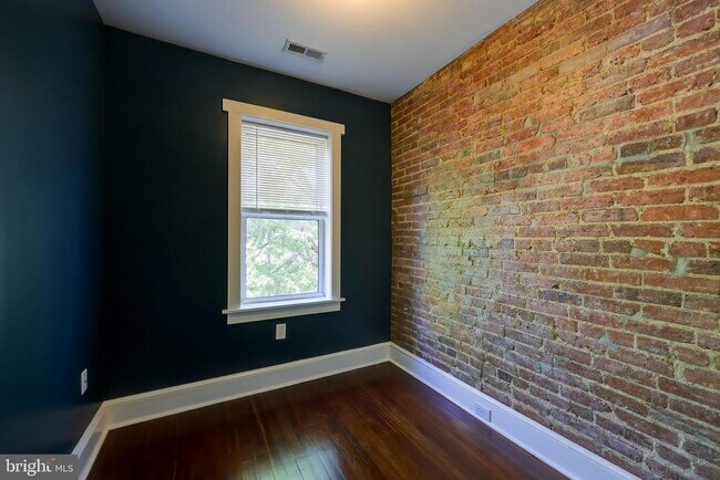 Building Photo - 1123 7th St NE