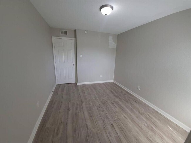 Building Photo - 8100 Creekbend Dr