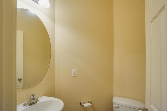 Building Photo - BEAUTIFUL THREE BEDROOM HOME IN FELIDA