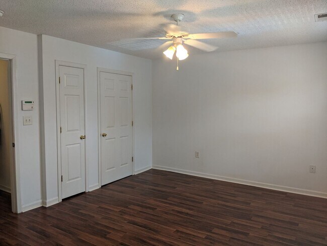 Building Photo - Great Mooresville Location!