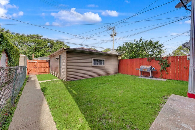 Building Photo - 10724 S Ave C