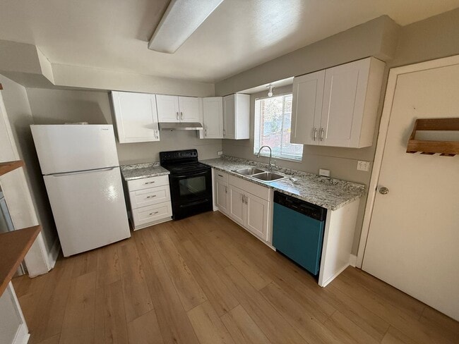 Building Photo - 5 Bedroom Home; Millcreek; 2800 sq ft; Large Fenced Yard