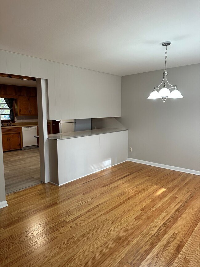 Building Photo - 708 Cave Mill Rd