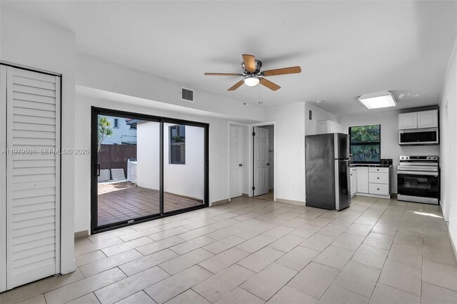 Building Photo - 130 SW 31st Ct