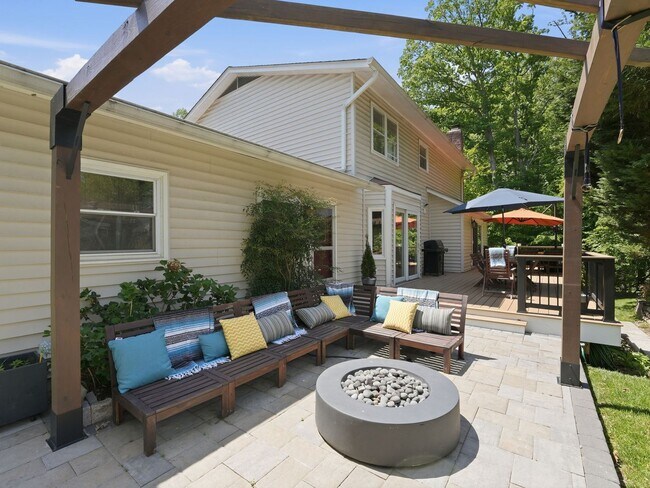 Building Photo - Freshly Refined Home with Generous Space and Timeless Appeal