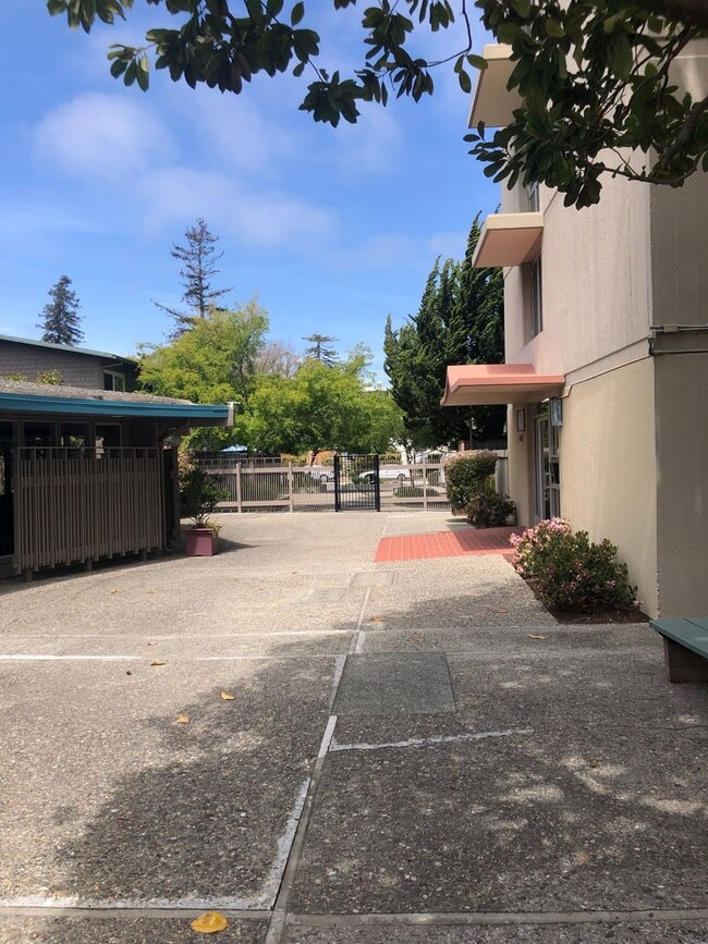 Building Photo - 3 Bed/ 2 Bathroom House in Santa Cruz