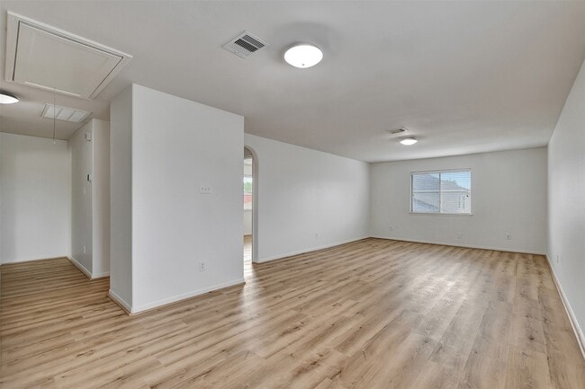 Building Photo - 4423 Garden Ridge Ct