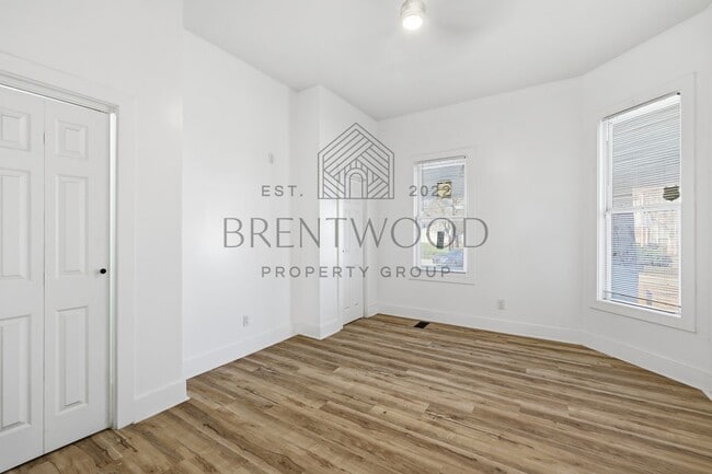 Building Photo - Contemporary 4bed/3bath with Private Yard