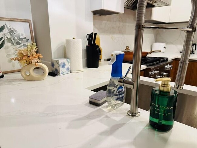 Building Photo - 35-32 Leavitt St