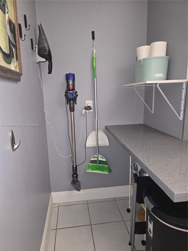 Building Photo - 2171 NE 66th St